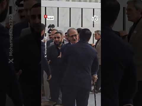 شاهد.. الرئيس أحمد الشرع يقبّل يد والده خلال مراسم تهنئة عيد الفطر في قصر الشعب