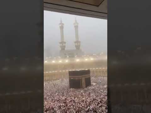 لحظة توقف الطواف حول الكعبة