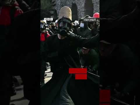 محتج يواجه الشرطة التركية باللباس والرقص الصوفي
