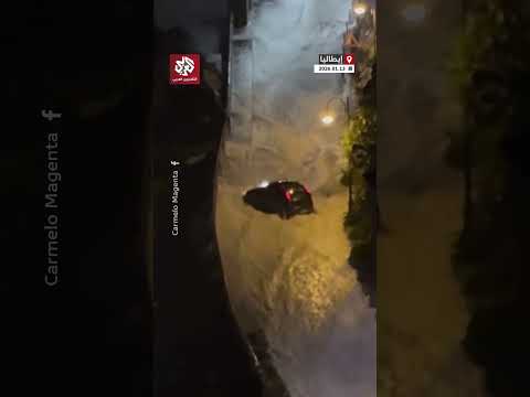 شاهد.. أمواج عاتية تضرب طريقا ساحليا وتُجبر سائقين اثنين على الرجوع في جنوب إيطاليا