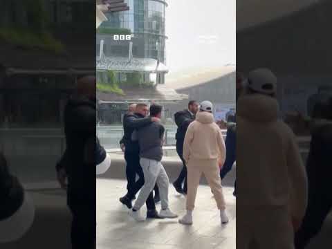 مشاجرة بين متسوقين أمام متجر سواتش