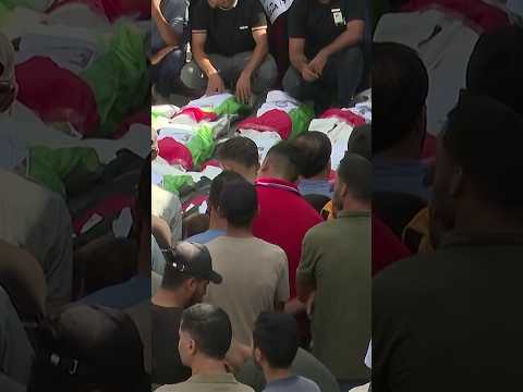 مراسم تشييع 100 شهيد بعد انتشالهم من تحت أنقاض حي الزيتون بغزة